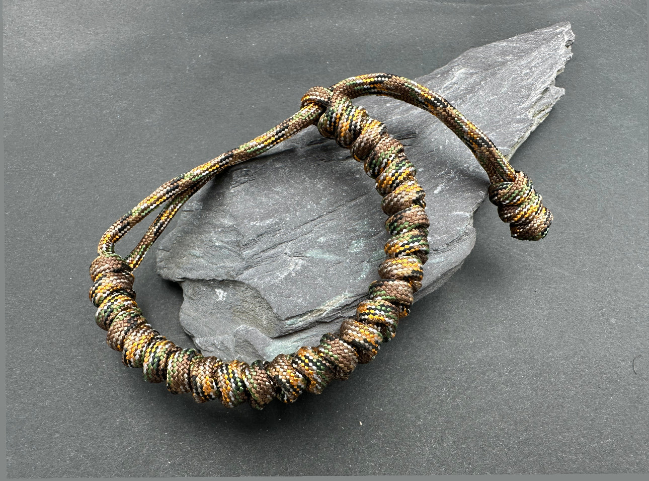 Paracord survival bracelet snake knot