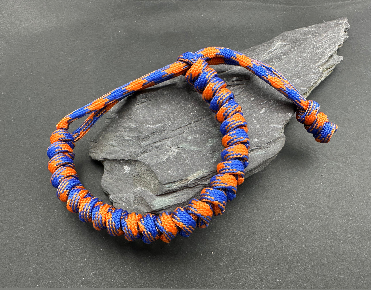 Paracord survival bracelet snake knot