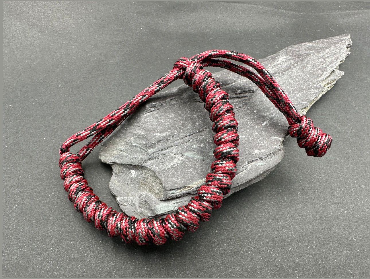 Paracord survival bracelet snake knot