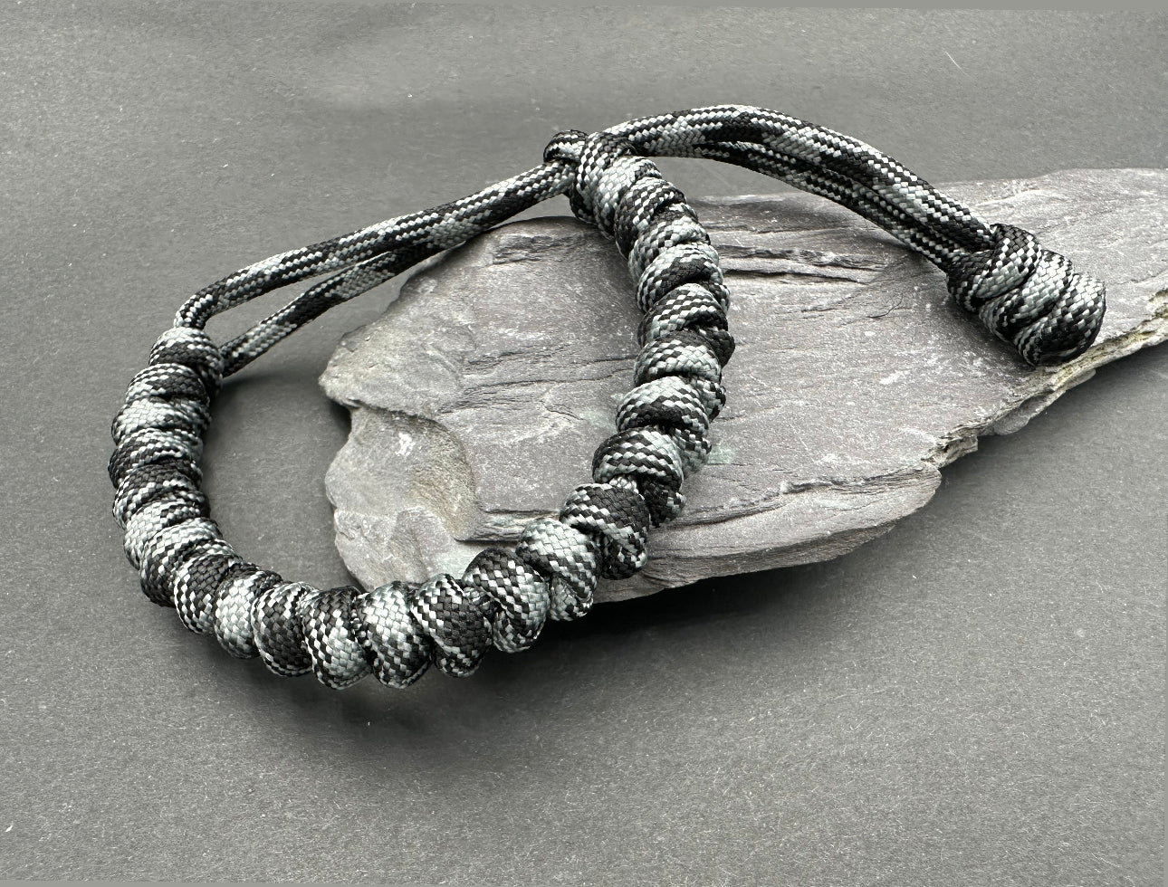 Paracord survival bracelet snake knot