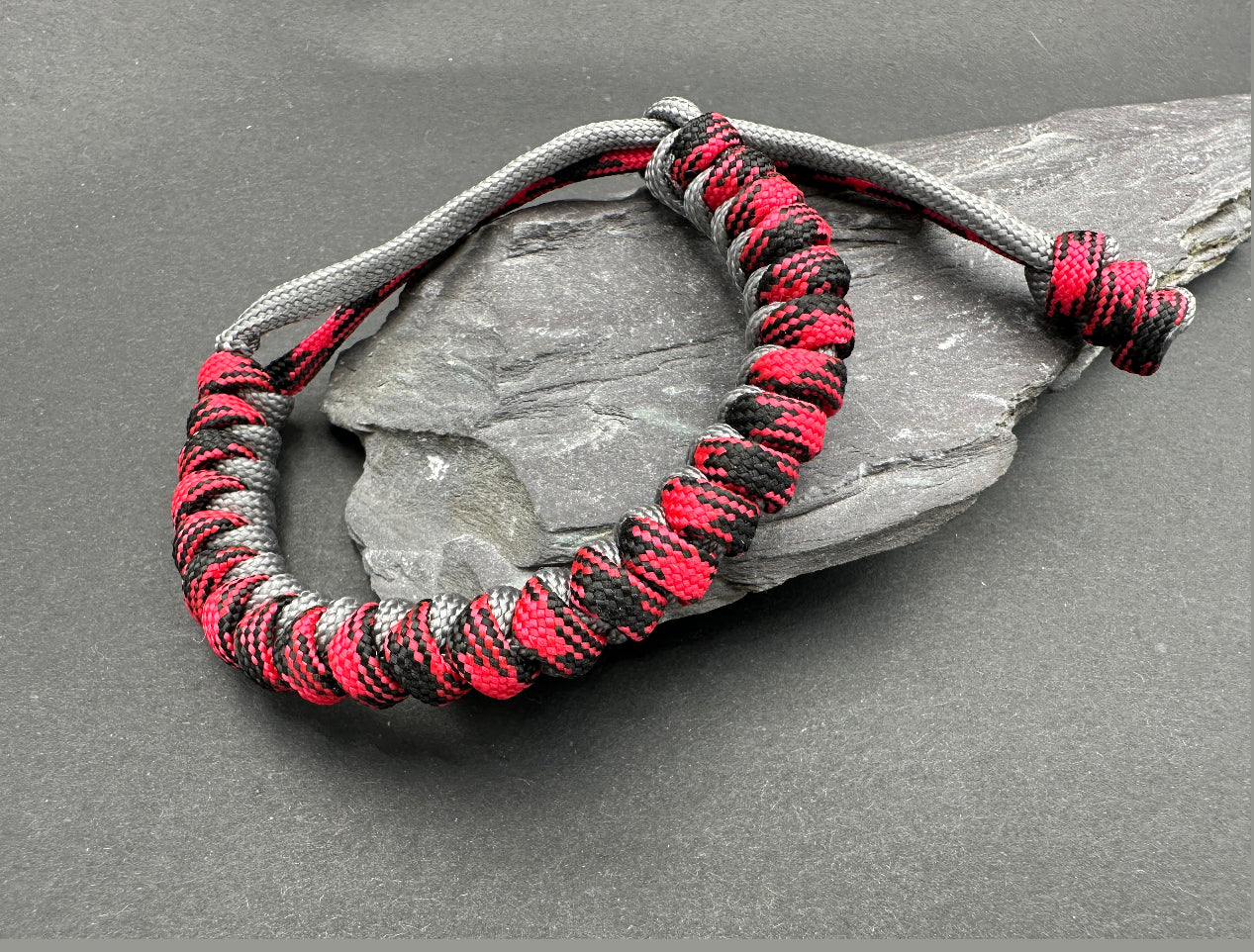 Paracord survival bracelet snake knot