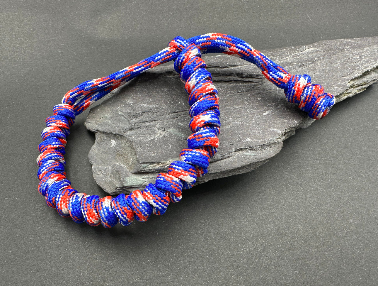 Paracord survival bracelet snake knot