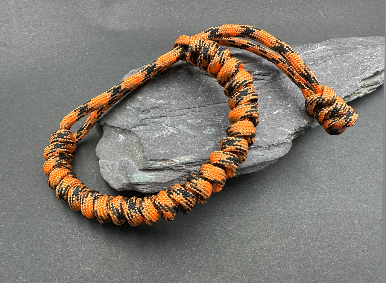Paracord survival bracelet snake knot