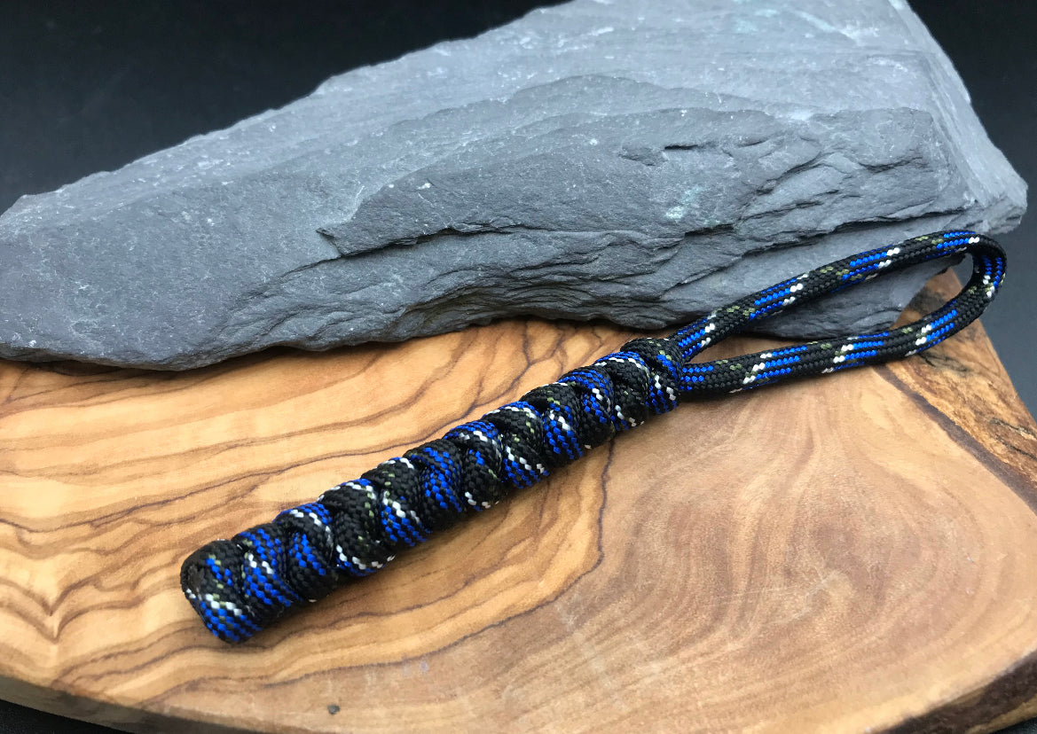 Paracord EDC multi tool - torch and keys lanyard
Hand Made in a Dark marine camo (darker blues and black ) coloured Paracord in the snake knot design
