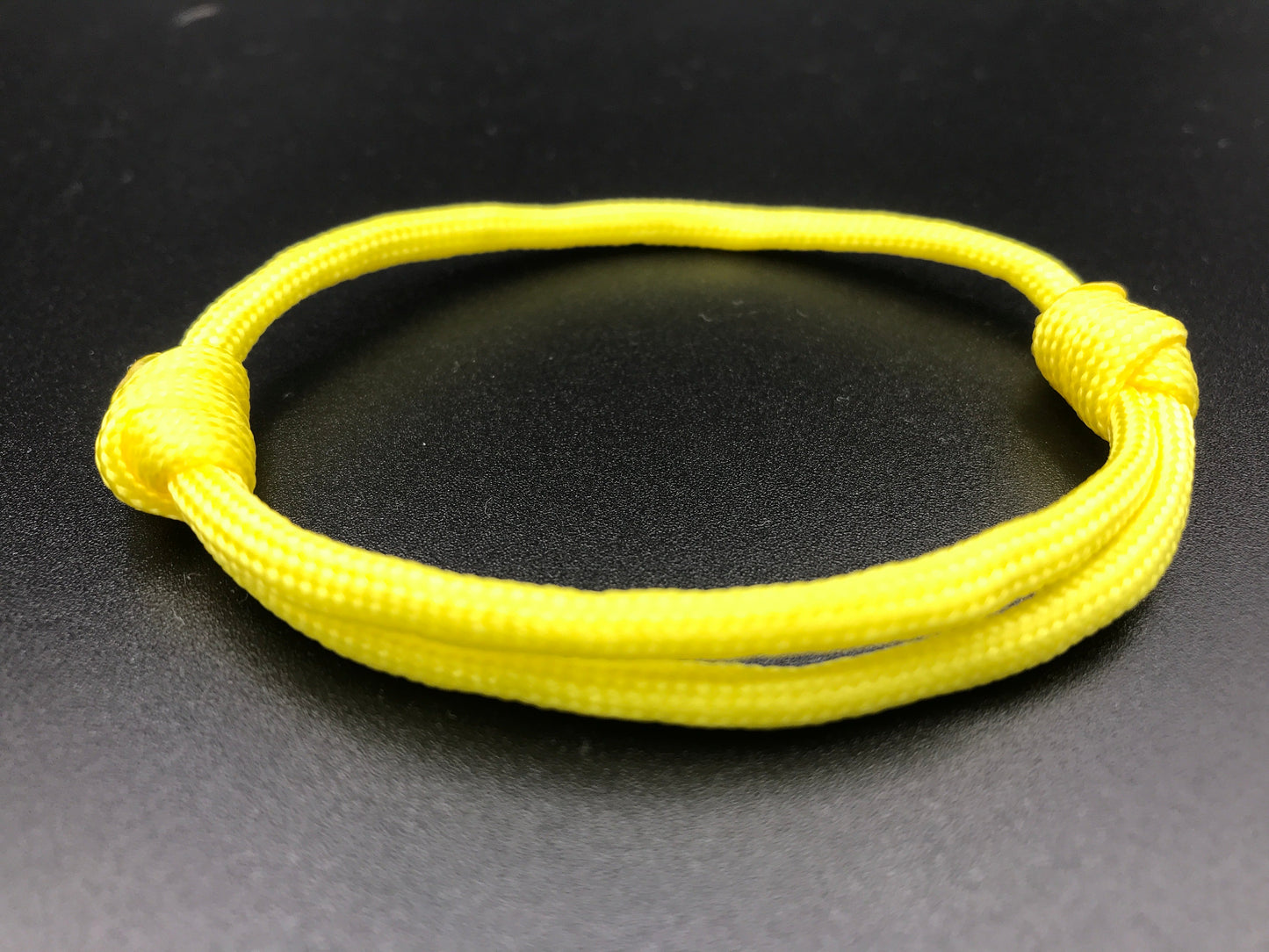 Paracord Friendship bracelet in yellow light weigh and fully adjustable