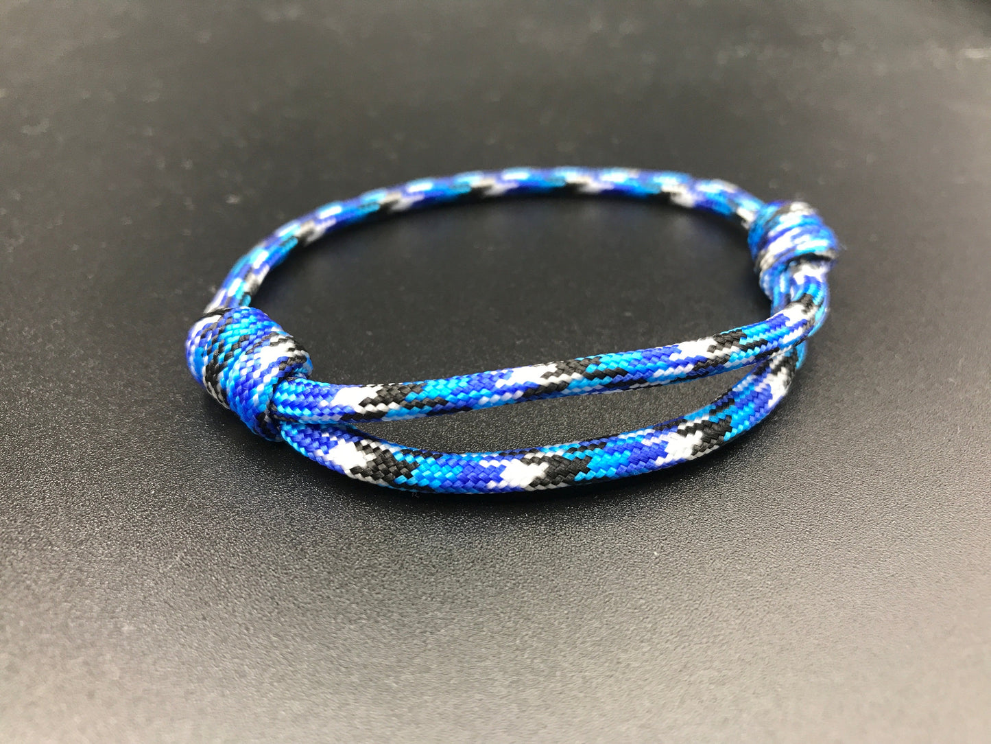 Paracord friendship bracelet in ocean camo blue white black and dark blue