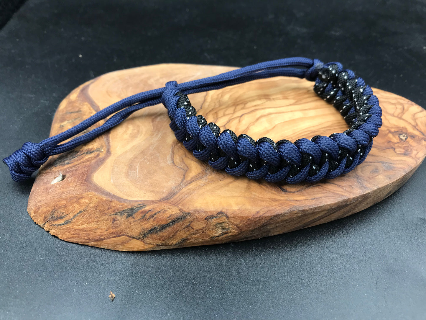 Paracord survival bracelet hand made lightweight and in tactical black and navy blue coloured Paracord U.K.