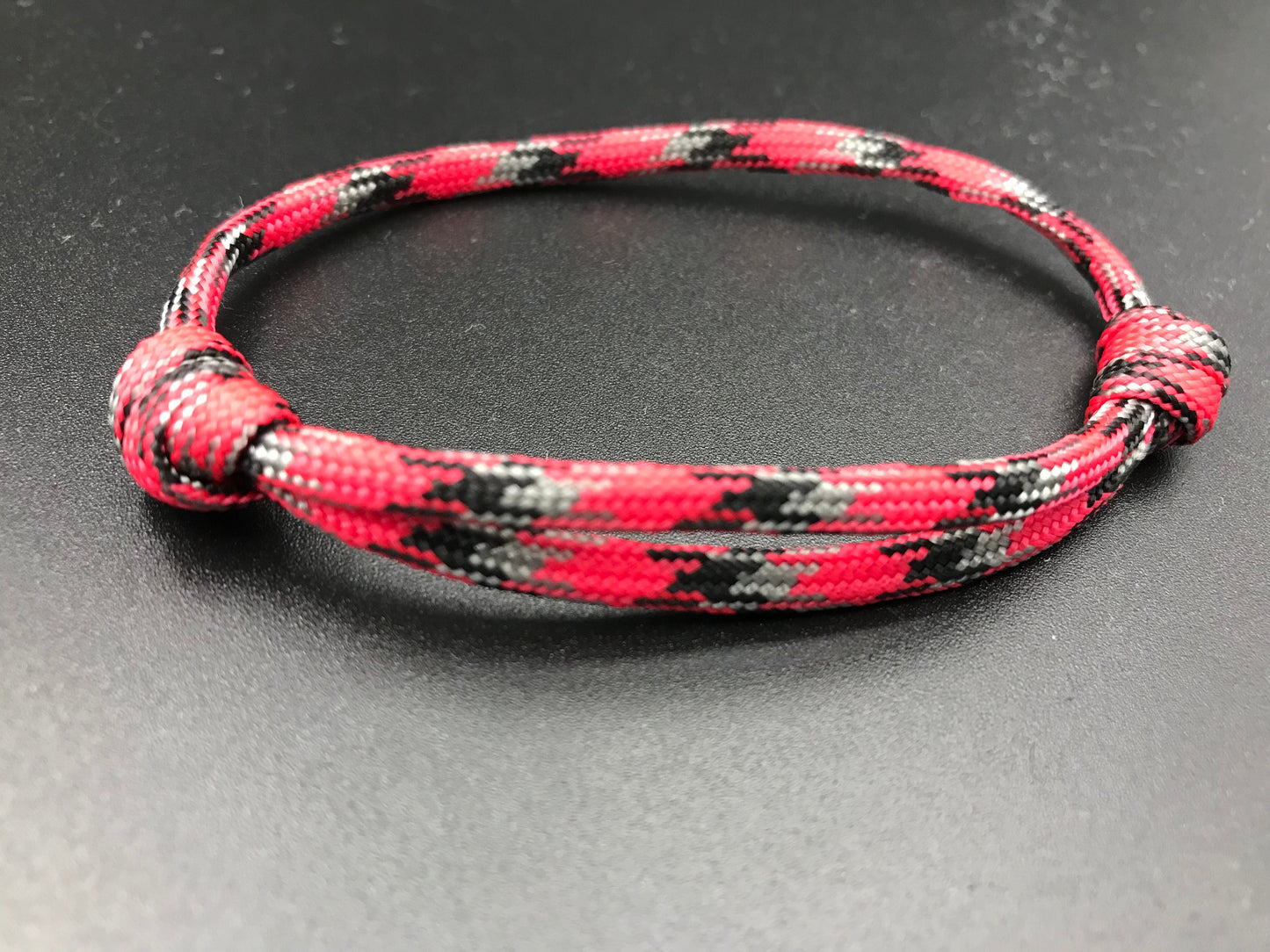 Friendship bracelet in tartan red black grey