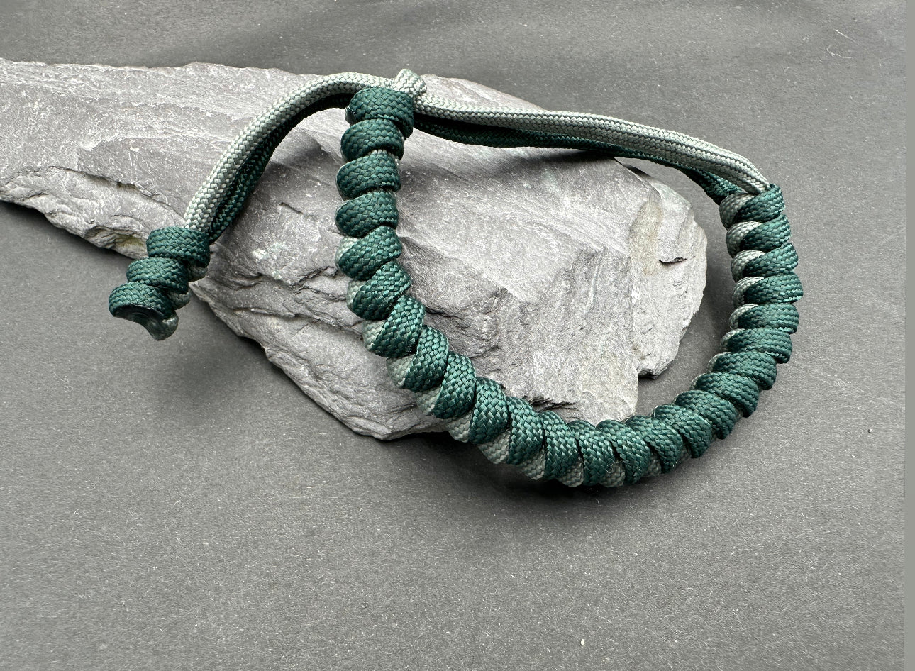 Paracord survival bracelet snake knot