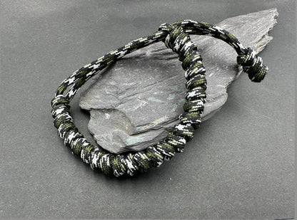 Paracord survival bracelet snake knot