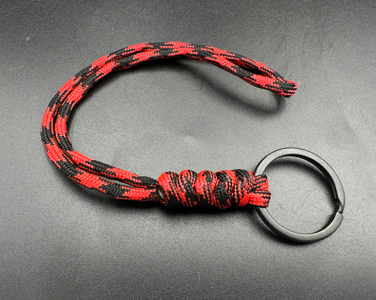 Paracord snake Knott lanyard with black split Ring