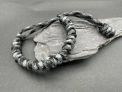 Paracord survival bracelet snake knot