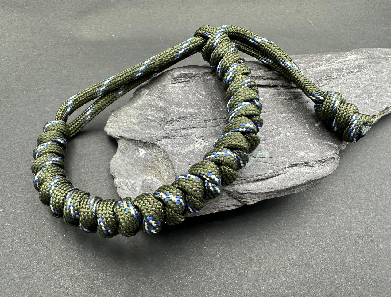 Paracord survival bracelet snake knot