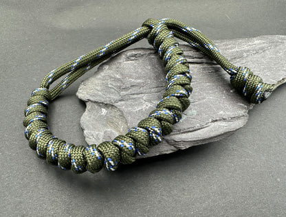 Paracord survival bracelet snake knot