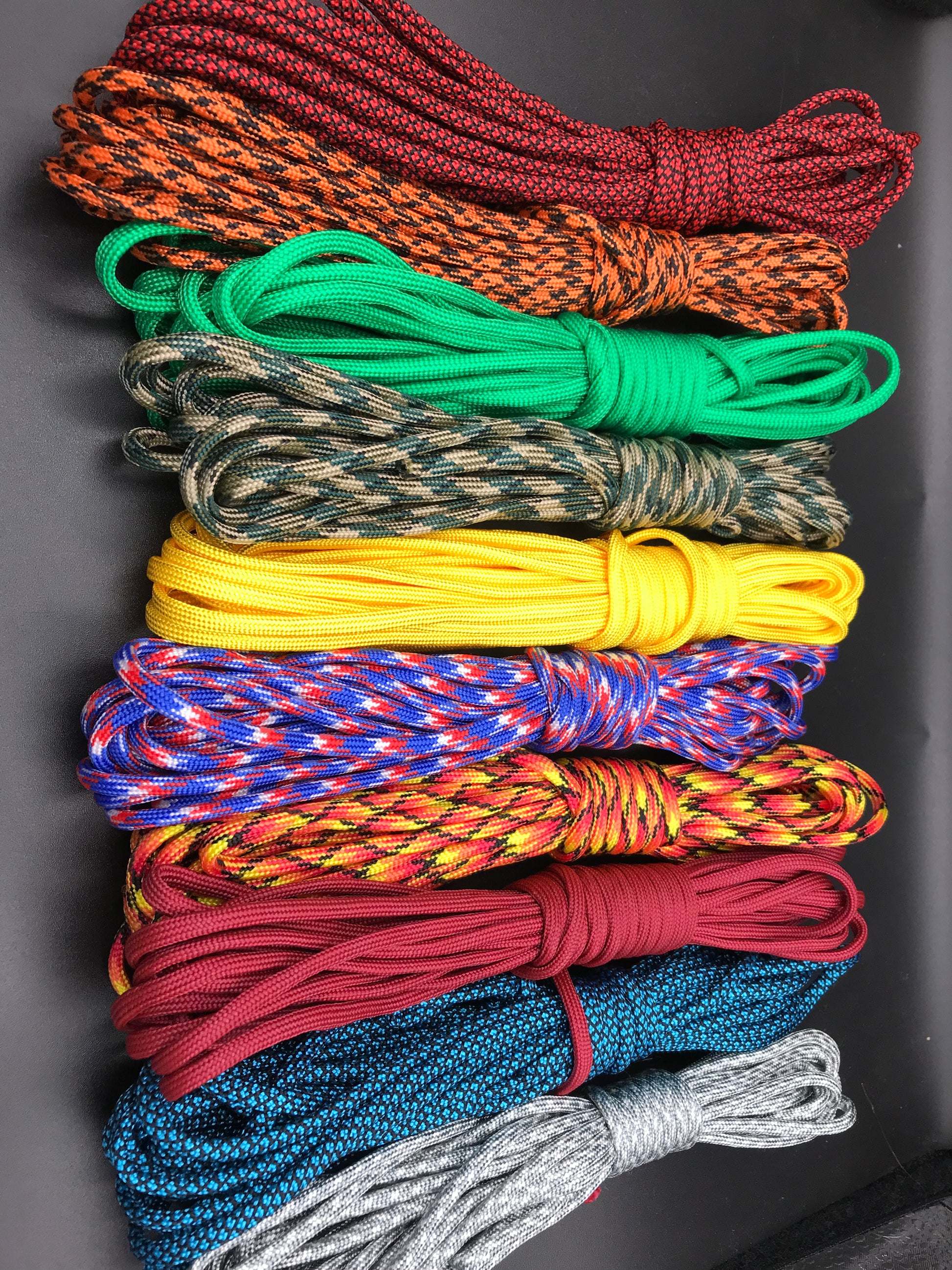 Paracord starter pack in a colour variety of 5 x 20ft bundles ( red diamond, tiger orange, green, dark desert camo, yellow, Union Jack flag colours, fireball, burgandy wine, royal blue diamond, pixelated grey camo