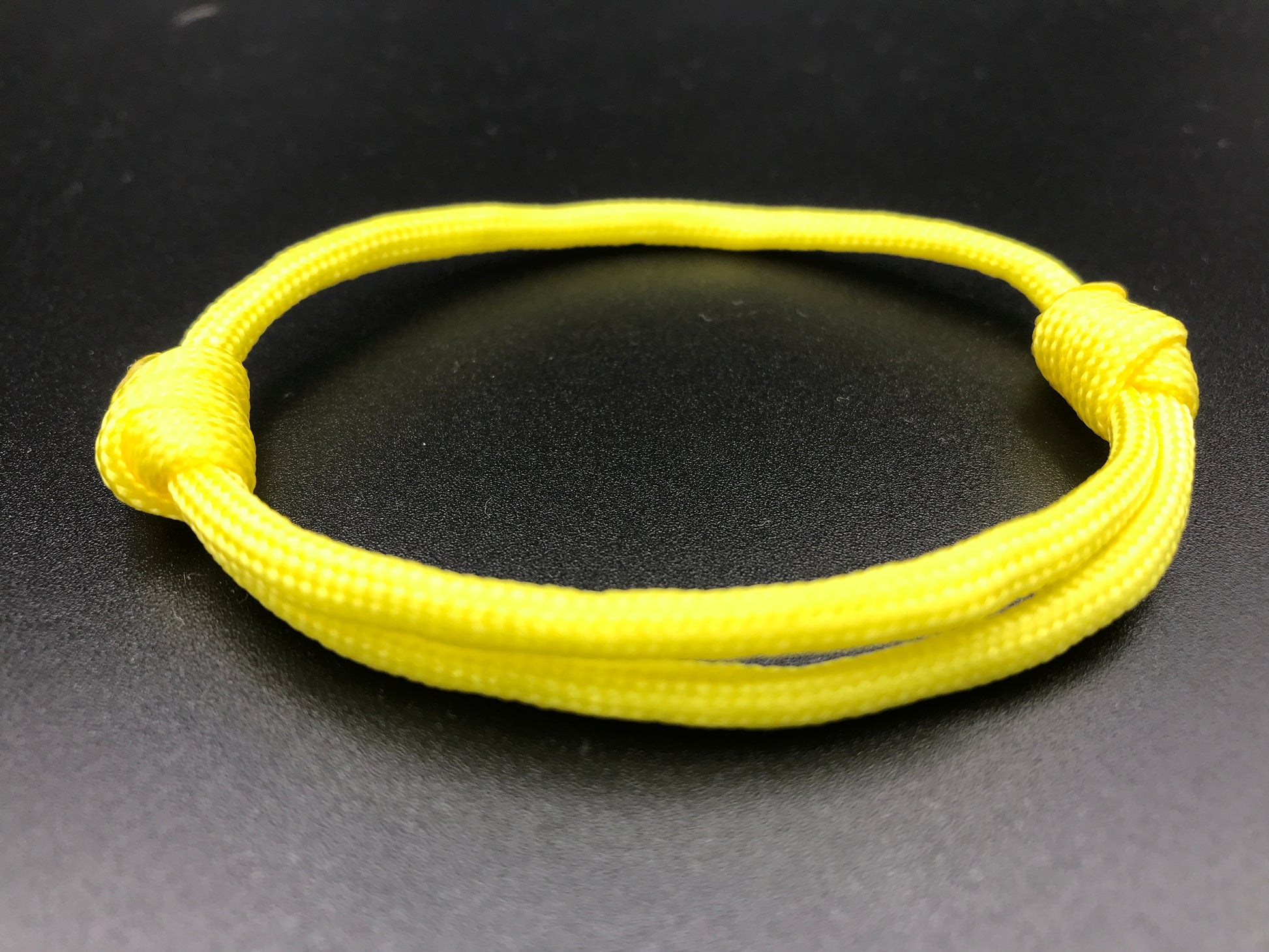 Paracord Friendship bracelet in yellow light weigh and fully adjustable 