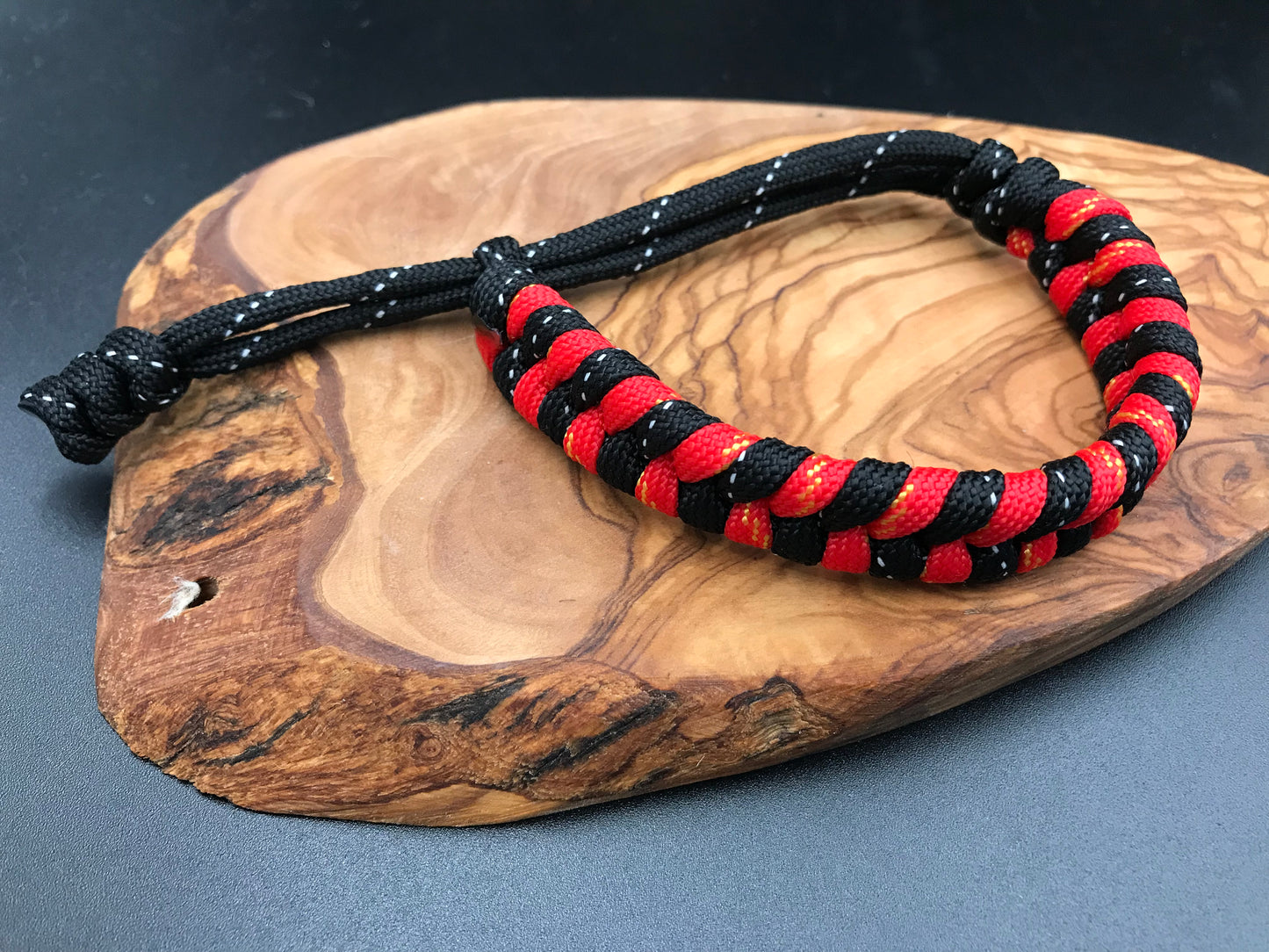 Paracord survival bracelets fishtail design