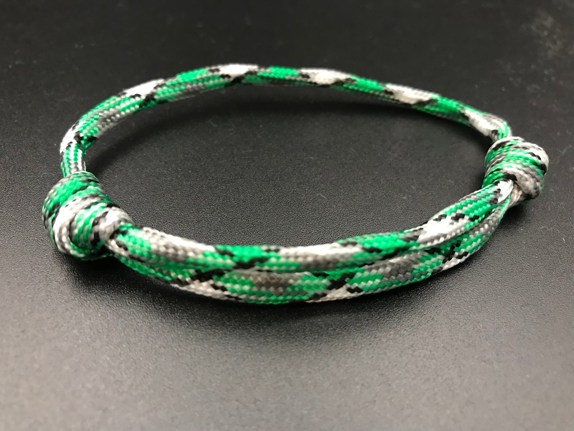 Paracord friendship bracelet In green - grey camo light weight and adjustable