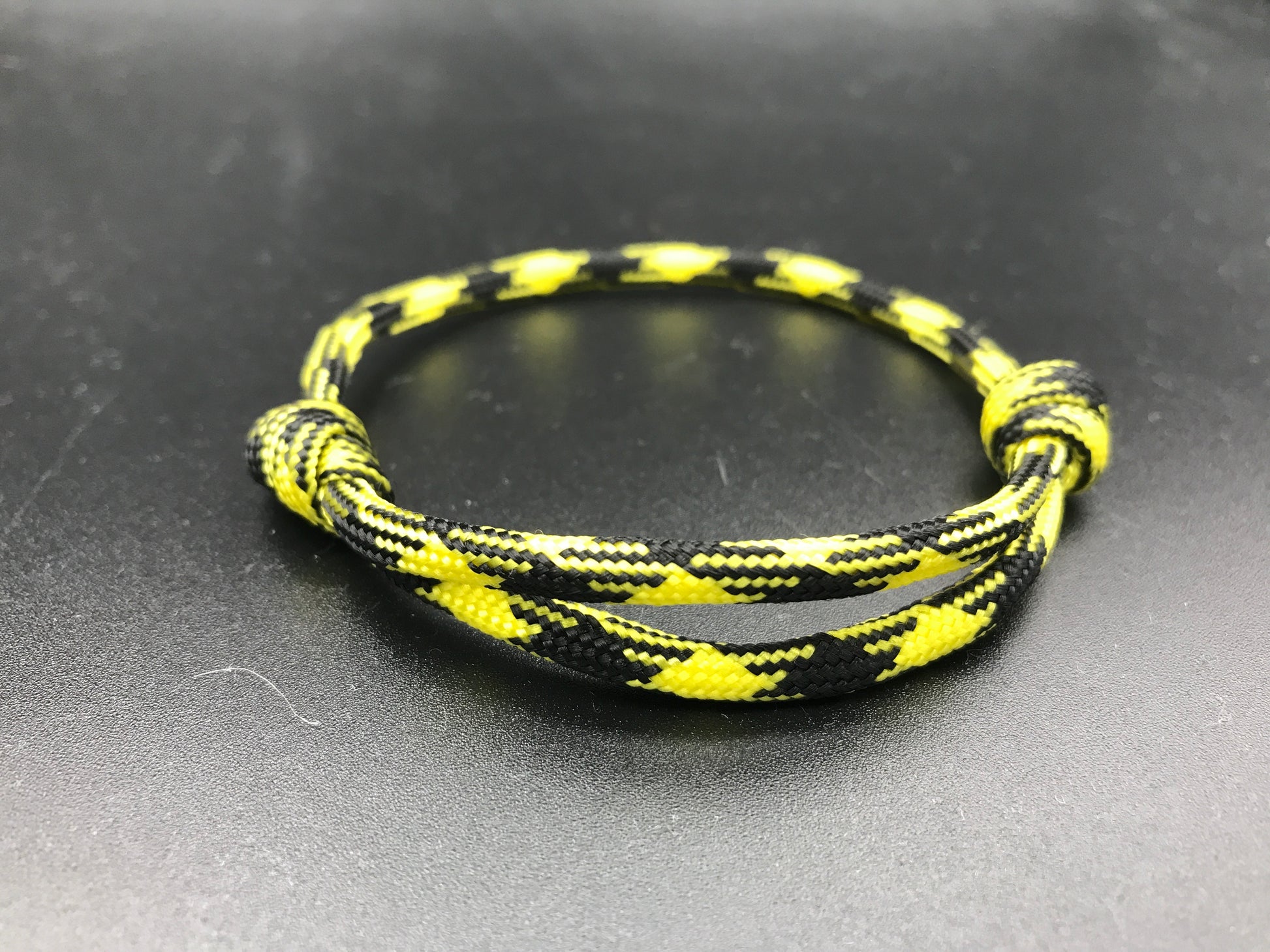 Paracord friendship bracelet In black and yellow light weight and adjustable