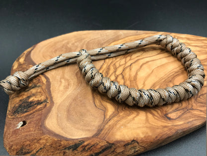 Paracord survival bracelet snake knot