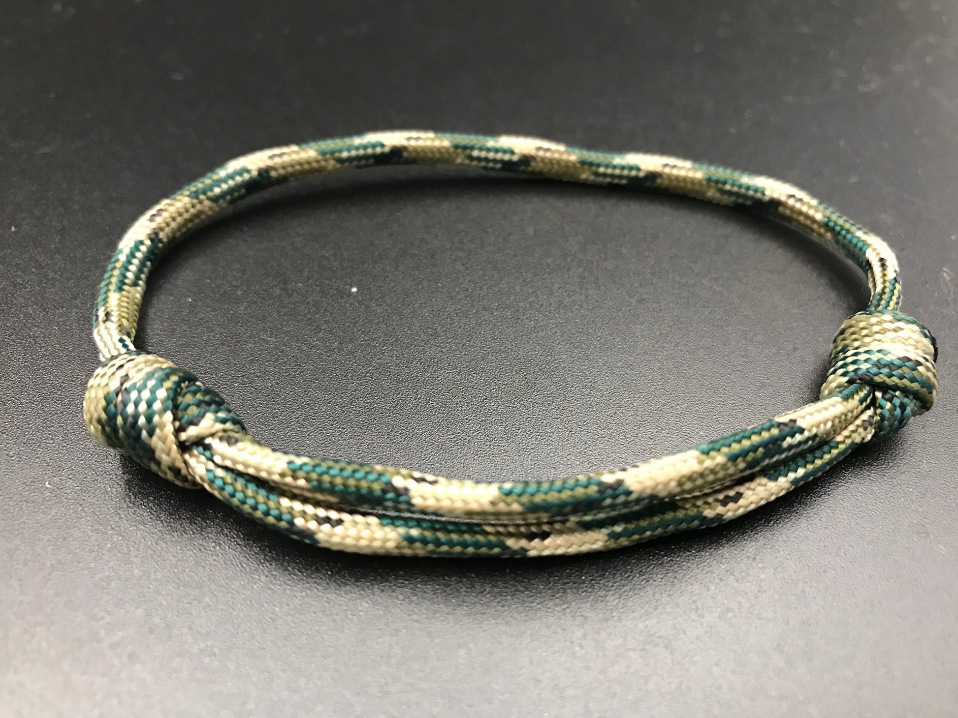 Paracord friendship bracelet In green sand camo ( green sand brown and beige ) light weight and fully adjustable