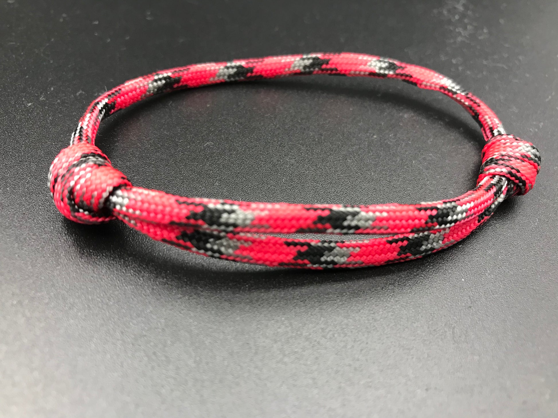 Friendship bracelet in tartan red black grey 