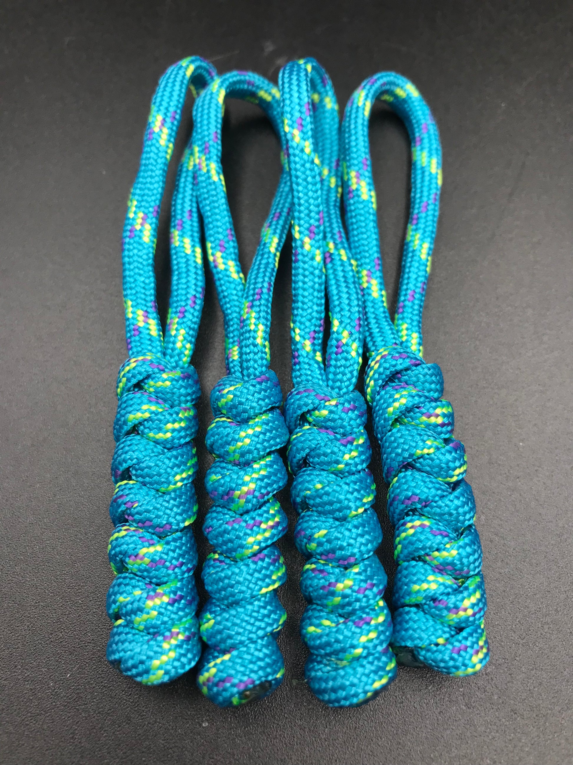 Paracord Zipper-Pull with Diamond Knot - Survival Colorful Luggage Identity  Zipper Assist